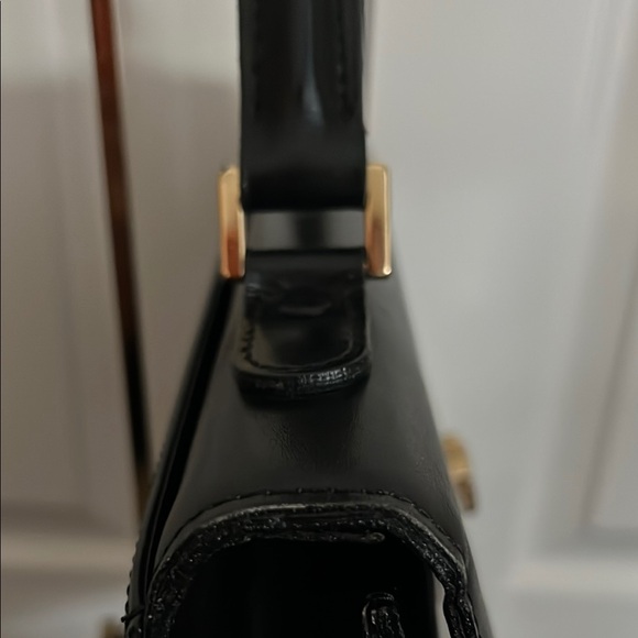 Valentino Garavani Black and Gold Clutch with Timeless Sophistication - Picture 4 of 10